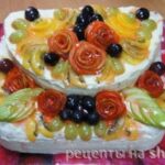 Бисквитный двухярусный торт с фруктами