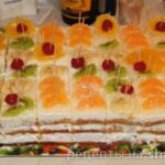 Бисквитный торт с творогом и персиками